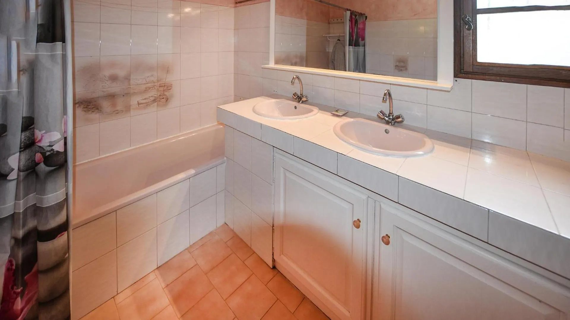 Holiday home Stunning Home In Loriol-Du-Comtat With Wifi